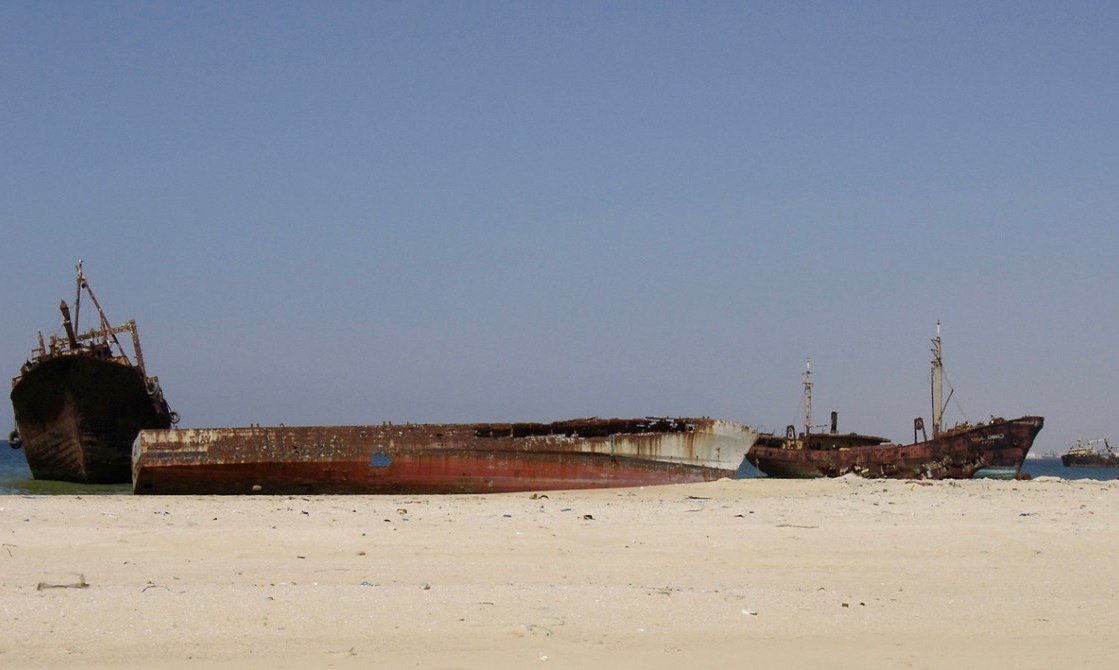 Корабли в пустыне Мавритании у Нуадибу