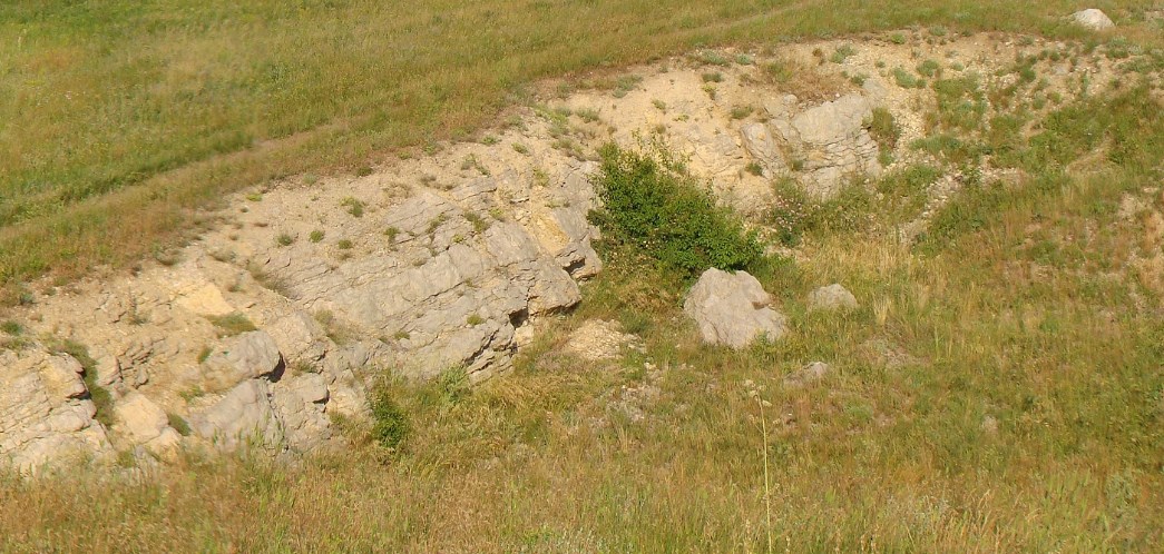 Древняя стена рукотворного происхождения  возле Краснодона