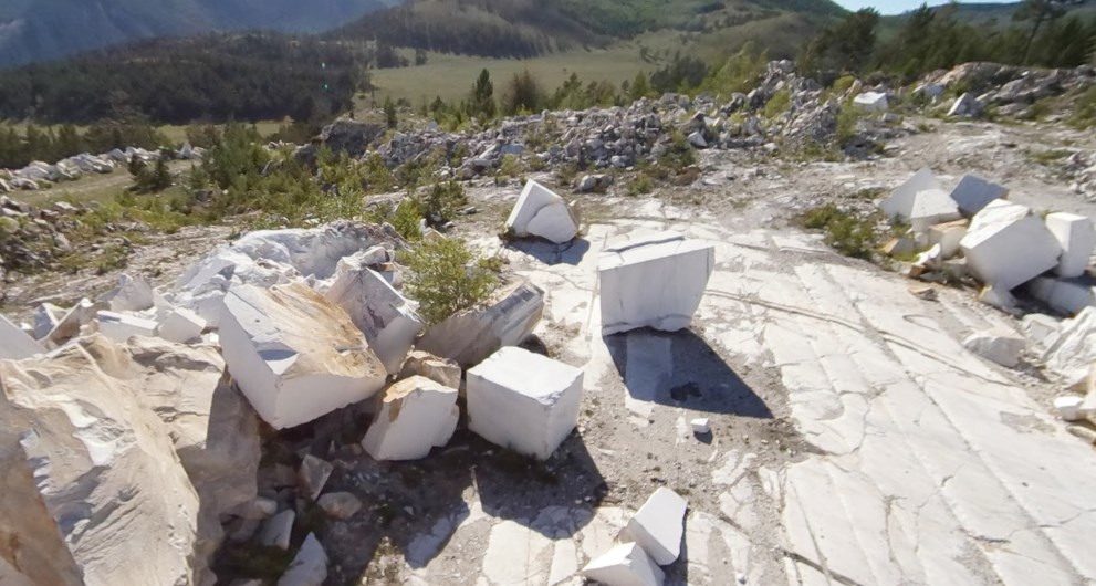 Сокровища недр Сибири: мраморный карьер в Иркутской области у Бугульдейки