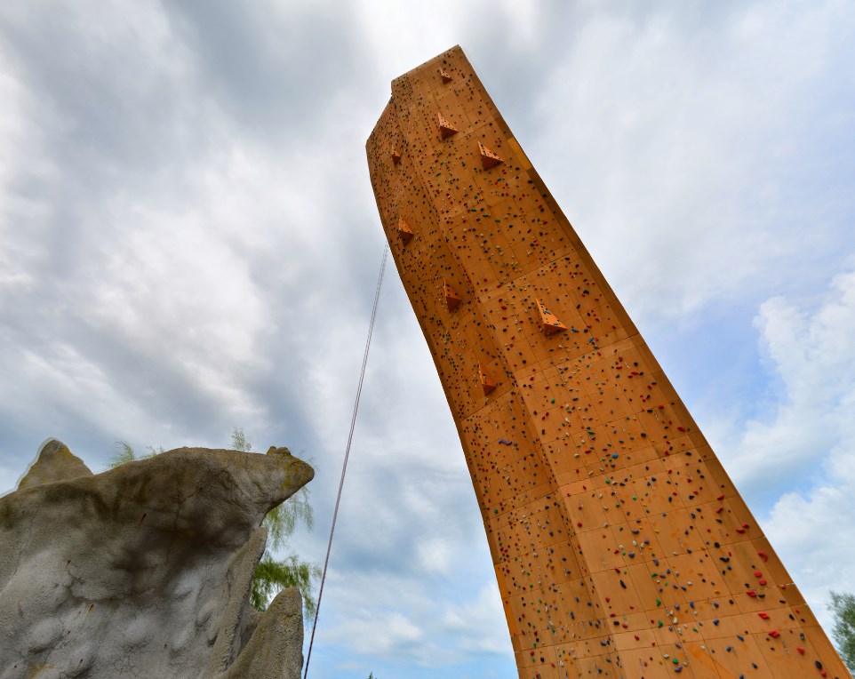 Недетская забава - самый высокий в мире скалодром Эскалибур