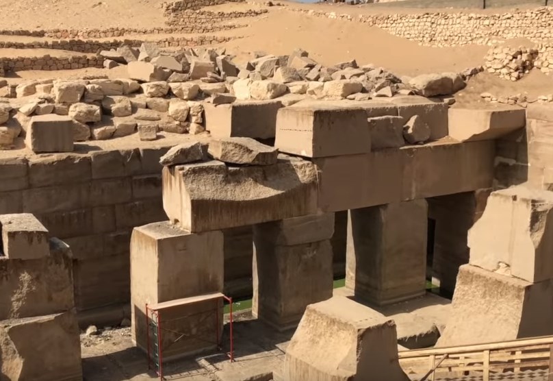 Когда археологи раскопали курган в Египте, то под землей обнаружили древний мегалитический храм Осирион