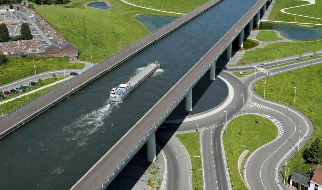 «Река» над дорогой: Сарт-канал - когда проще построить мост для воды