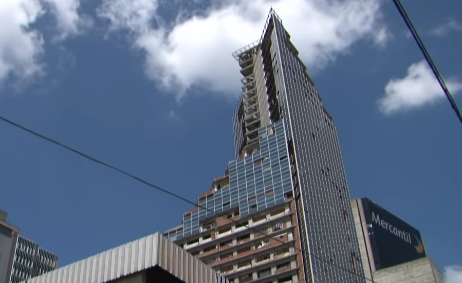 Как небоскрёб финансового центра превратился в огромные вертикальные трущобы