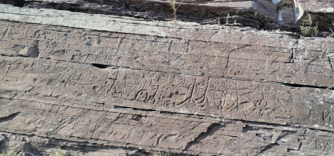 Древние рисунки Хакасии, которые можно заметить утром или на закате - петроглифы на хребте Бояры