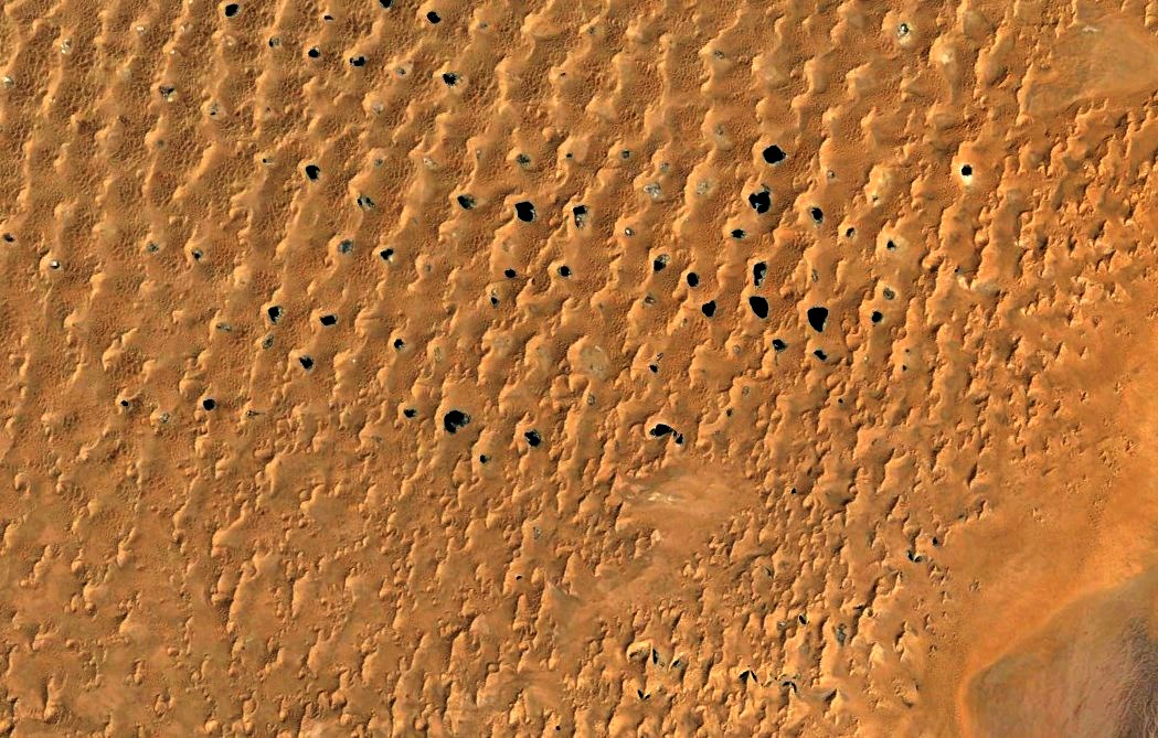 Самые высокие дюны на Земле и сотни озёр среди безжизненных песков - уникальная пустыня Бадын-Джаран