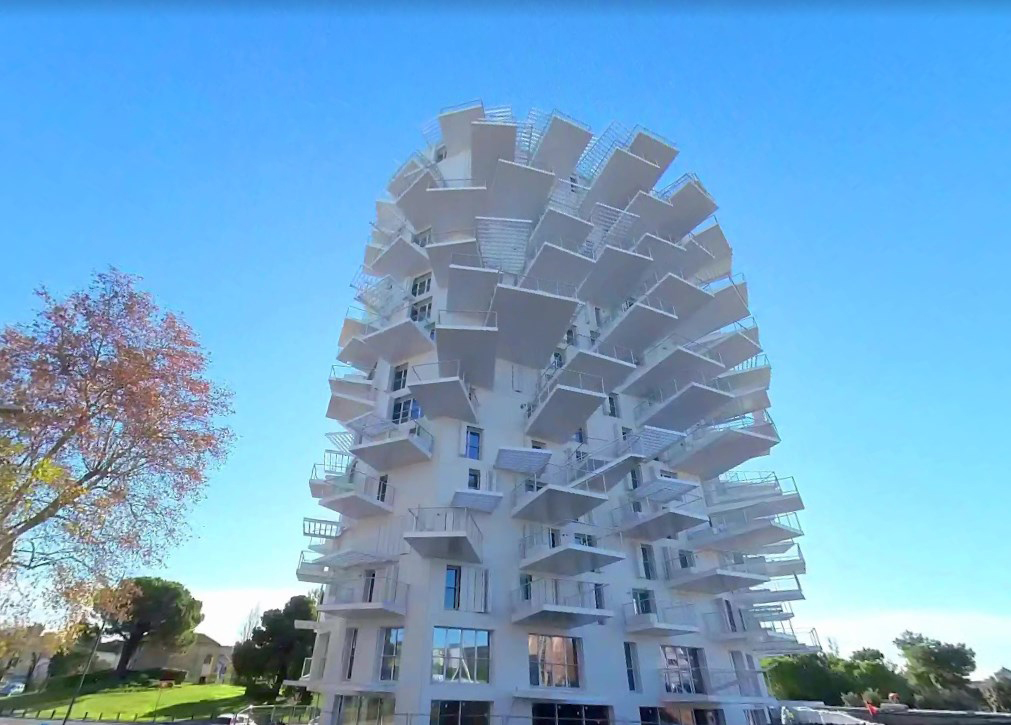 Дом, который выглядит, как огромное белое дерево