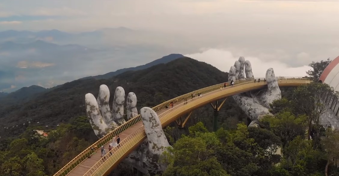 Огромные каменные руки держат мост - красивая задумка в парке Ba Na Hills, Вьетнам