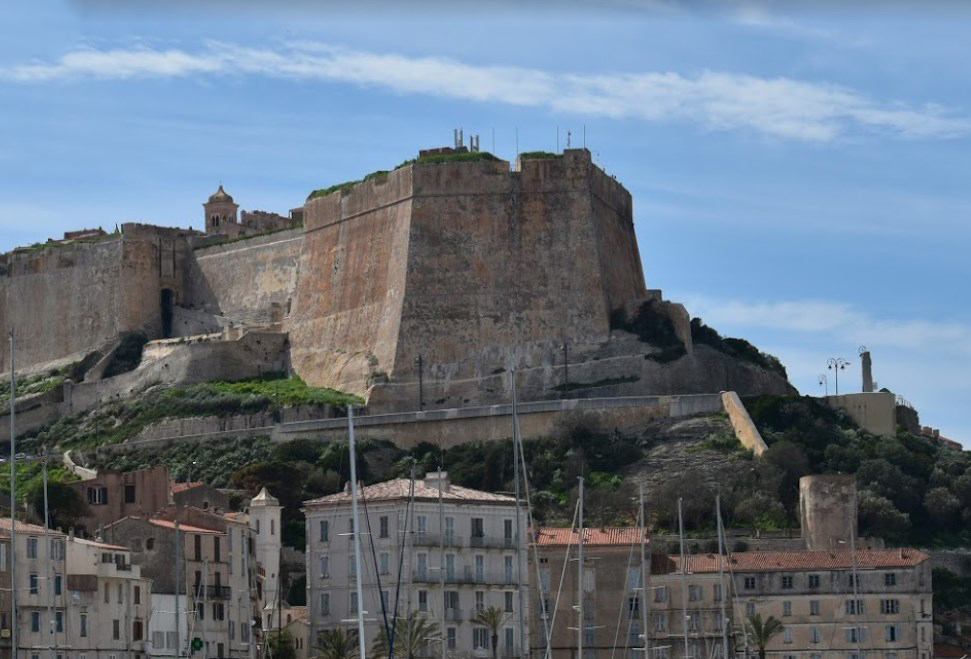 Гигантские стены средневекового бастиона Летендар когда-то защищали городок Бонифачо