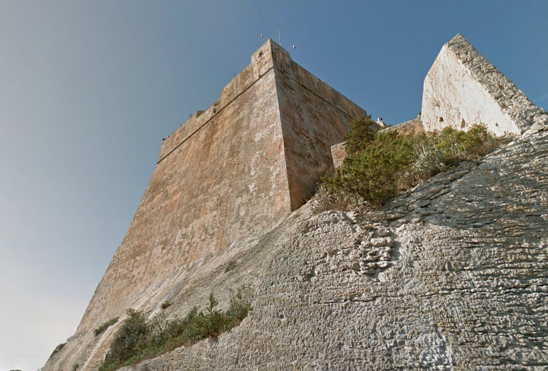 Гигантские стены средневекового бастиона Летендар когда-то защищали городок Бонифачо