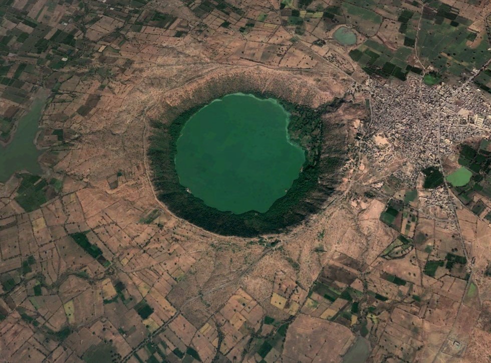 Большое круглое озеро внеземного происхождения - метеоритный кратер Лонар