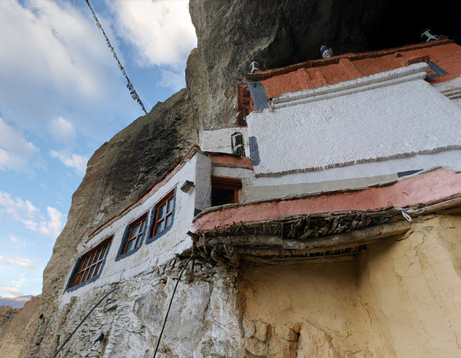 Дома на отвесной скале - древний монастырь Малого Тибета Фуктал