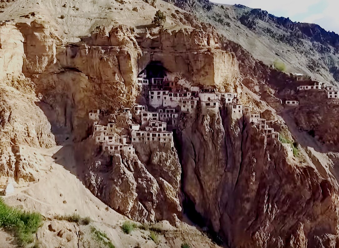 Дома на отвесной скале - древний монастырь Малого Тибета Фуктал