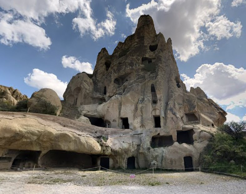 Квартиры прямо в скалах, вырубленные тысячи лет назад - диковинная Каппадокия