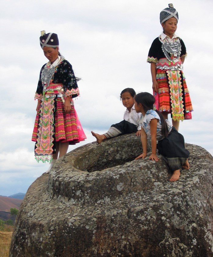 Тысячи древних горшков-мегалитов в Лаосе