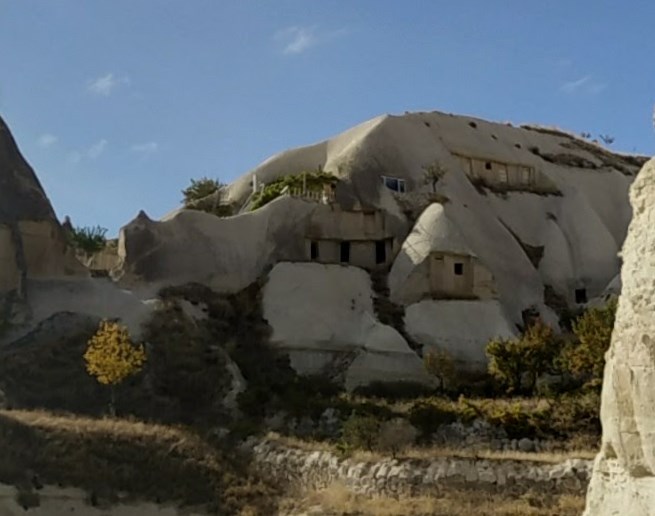 Квартиры прямо в скалах, вырубленные тысячи лет назад - диковинная Каппадокия