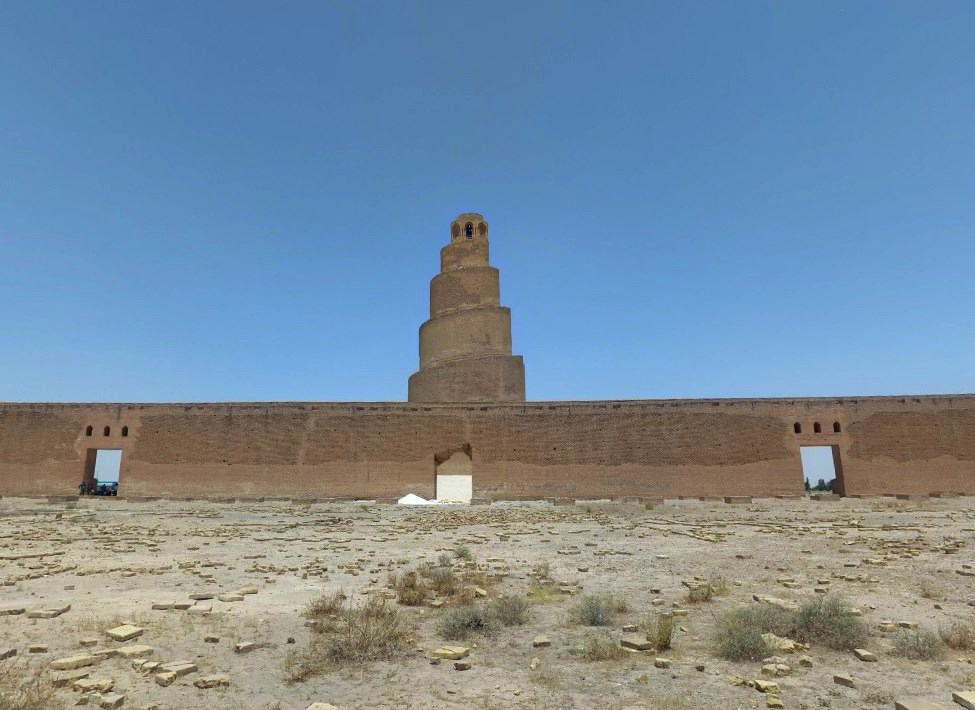 Грандиозное древнее сооружение, словно Вавилонская башня, возвышается над пустыней - минарет аль-Малвия в Самарре