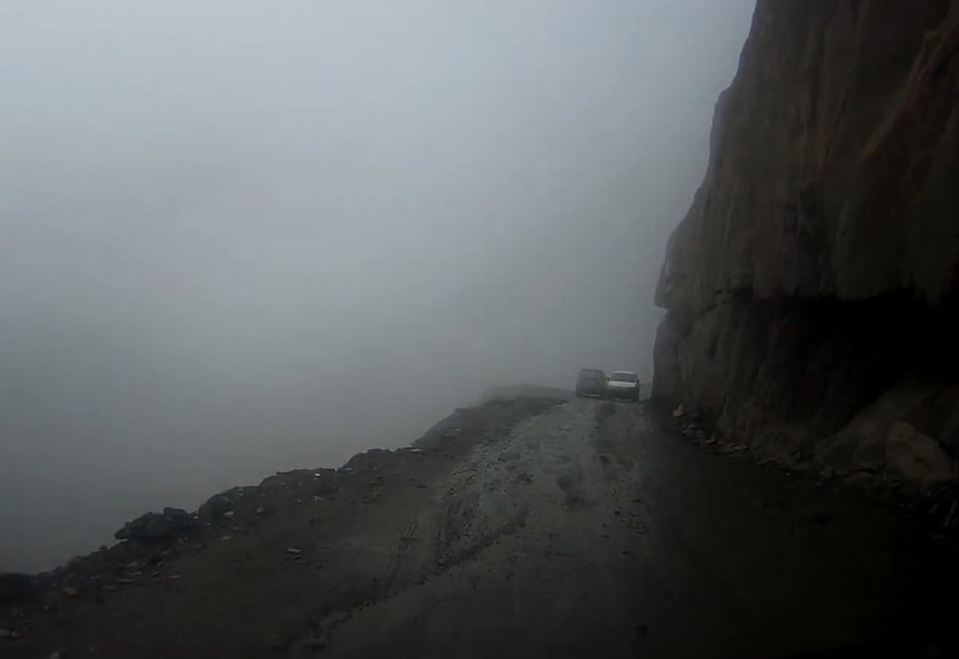 Одна из опаснейших автомобильных дорог проходит через перевал Зоджи-Ла в Гималаях