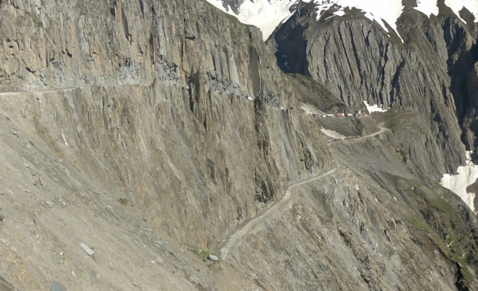 Одна из опаснейших автомобильных дорог проходит через перевал Зоджи-Ла в Гималаях