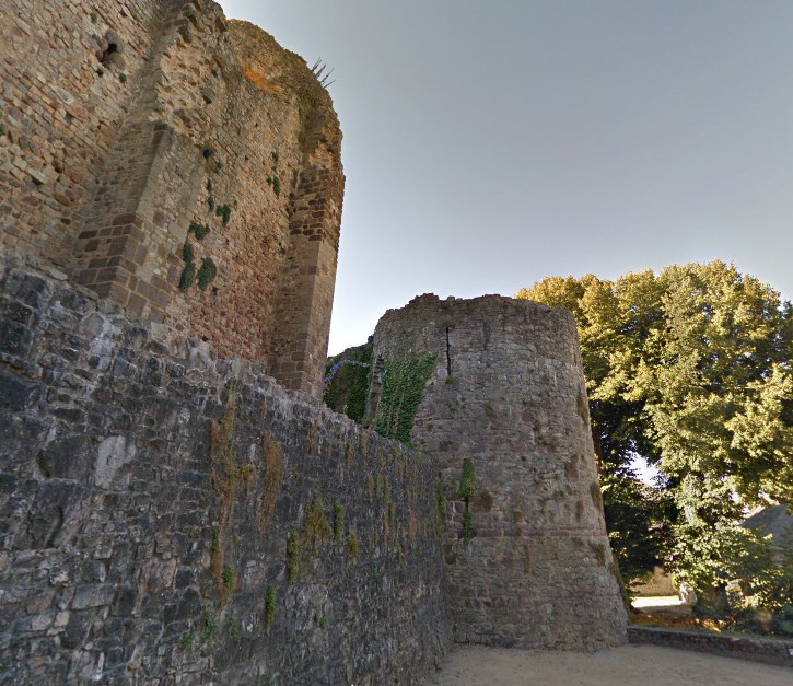 Средневековый замок с оплавленными стенами - Сент-Сюзанн