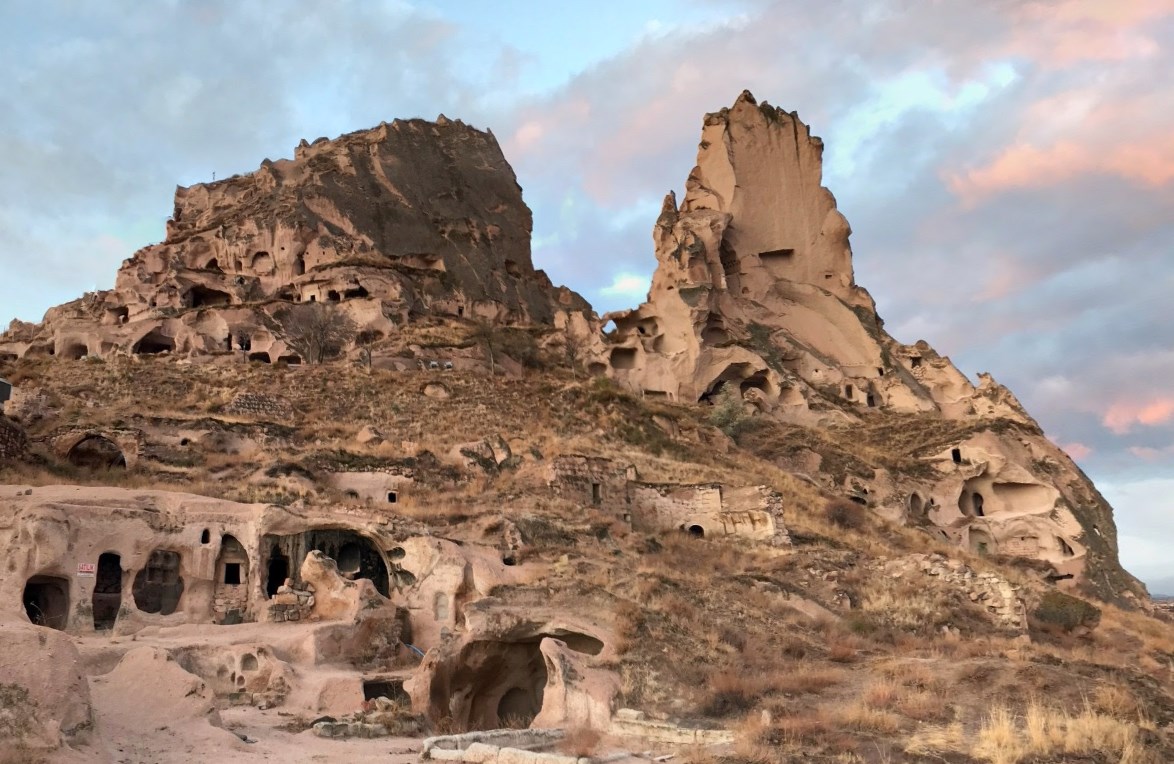 Древняя крепость высеченная прямо в горе с бесчисленными подземными ходами - грозный Учхисар