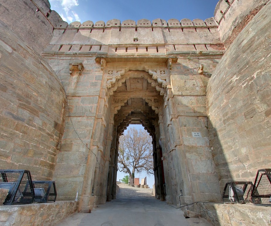 700 древних бастионов, 38 км - древняя индийская стена Кумбхалгарха, которая уступает лишь Великой Китайской Стене