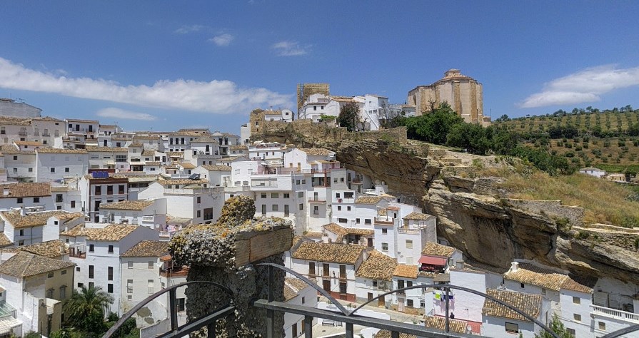 Дома «прижатые» скалой - необычный город Сетениль-де-лас-Бодегас