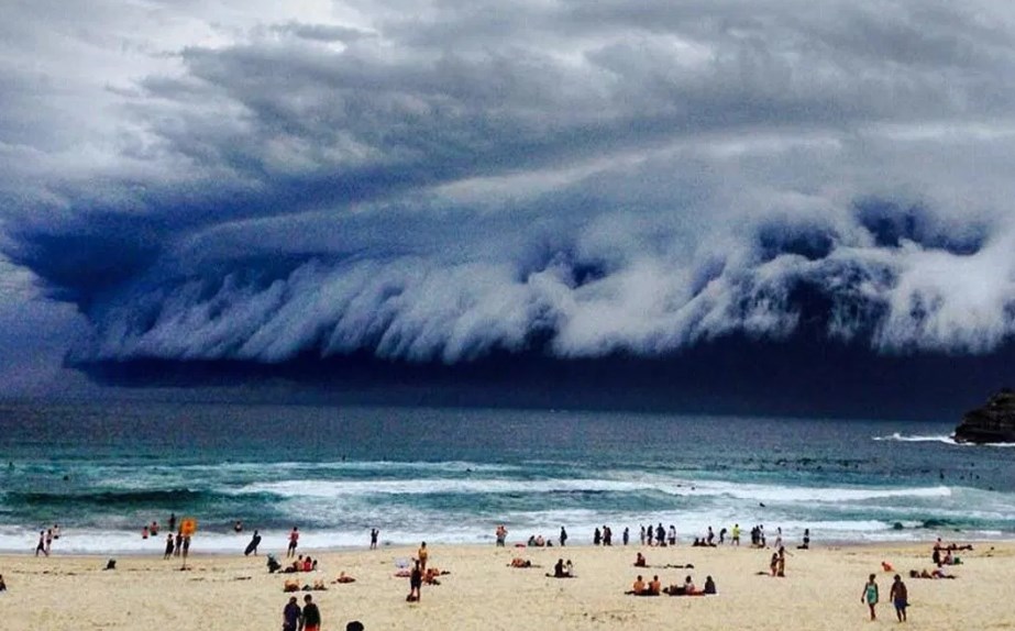 Словно чудовищная и невероятная по высоте волна - облака-цунами