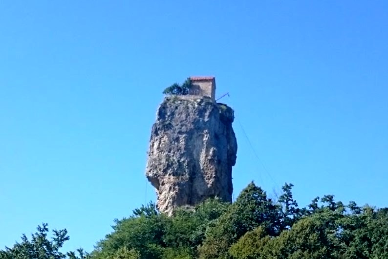 Одинокий дом на вершине высокого утёса - Кацхийский Столп