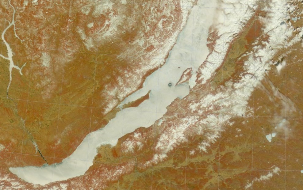Необычные громадные круги на льду Байкала