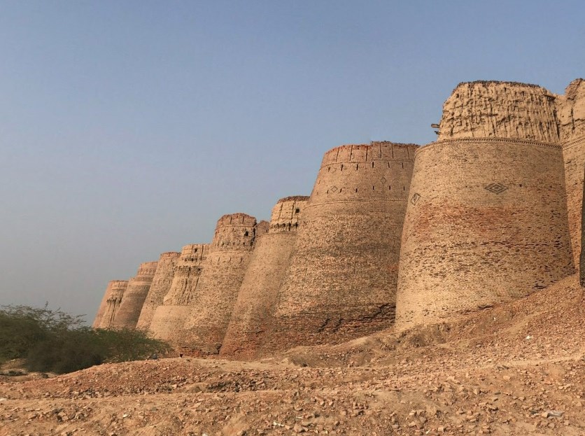 Грандиозная крепость посреди пустыни - форт Деравар в Пакистане