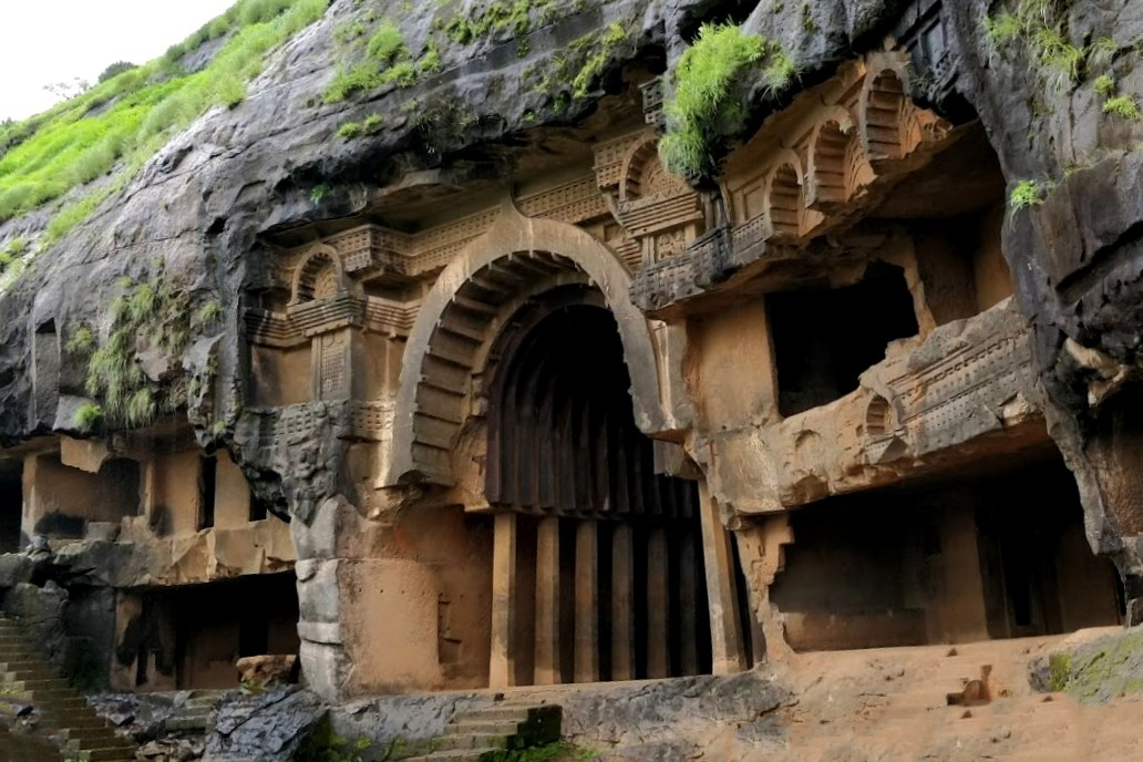 Одно из самых древних сооружений Индии - вырубленные пещеры Бхаджа в верхней части 120-ти метровой скалы