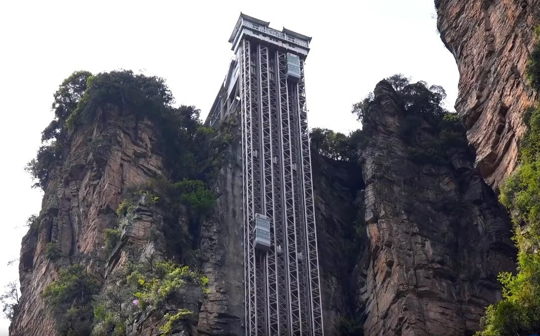Высочайший в мире смотровой лифт - Баилонг элеватор, уносящий к облакам