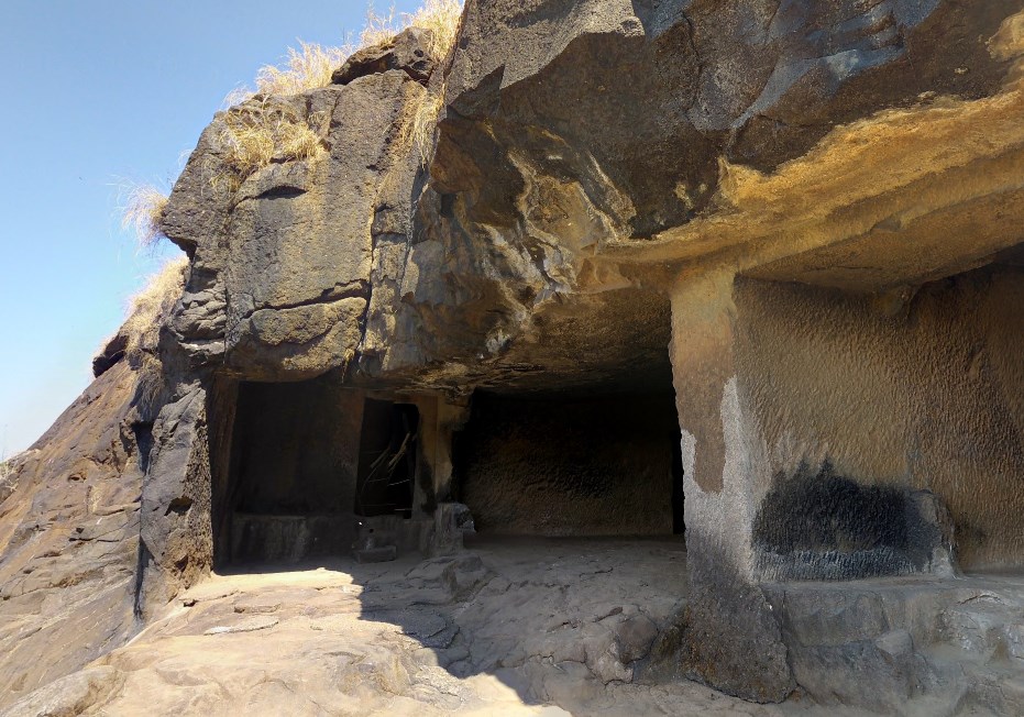 Одно из самых древних сооружений Индии - вырубленные пещеры Бхаджа в верхней части 120-ти метровой скалы