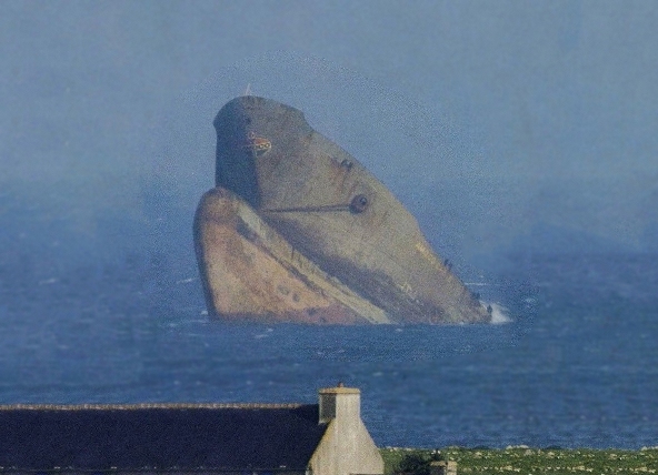 Словно голова гигантского морского чудища - расколовшийся супертанкер Amoco Cadiz