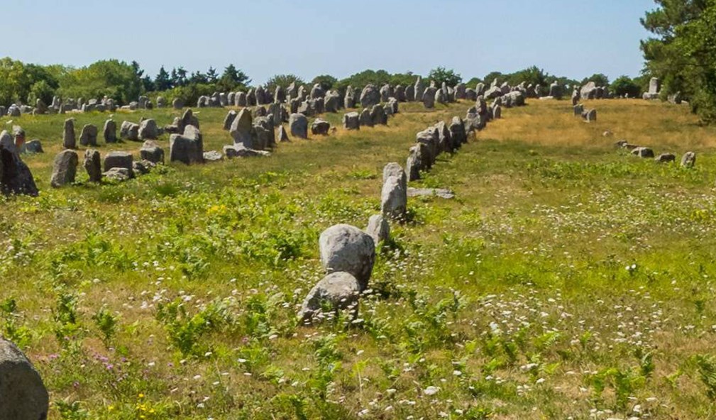Мегалиты, выставленные в ровные ряды, словно окаменевший римский легион - Карнакские камни