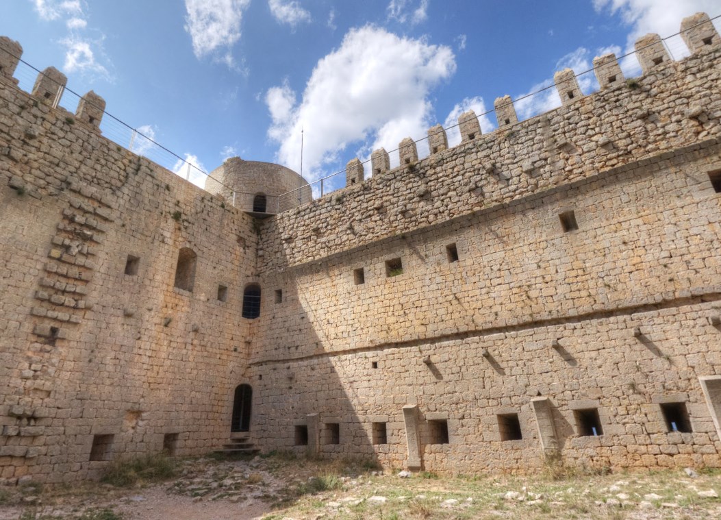 Недостроенная крепость на холме - Castell de Montgri
