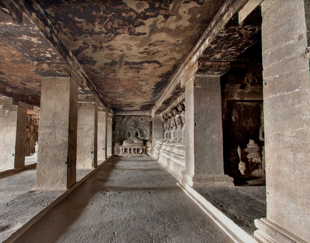 Древние сооружения, вырезанные из скал - храмы в Эллоре