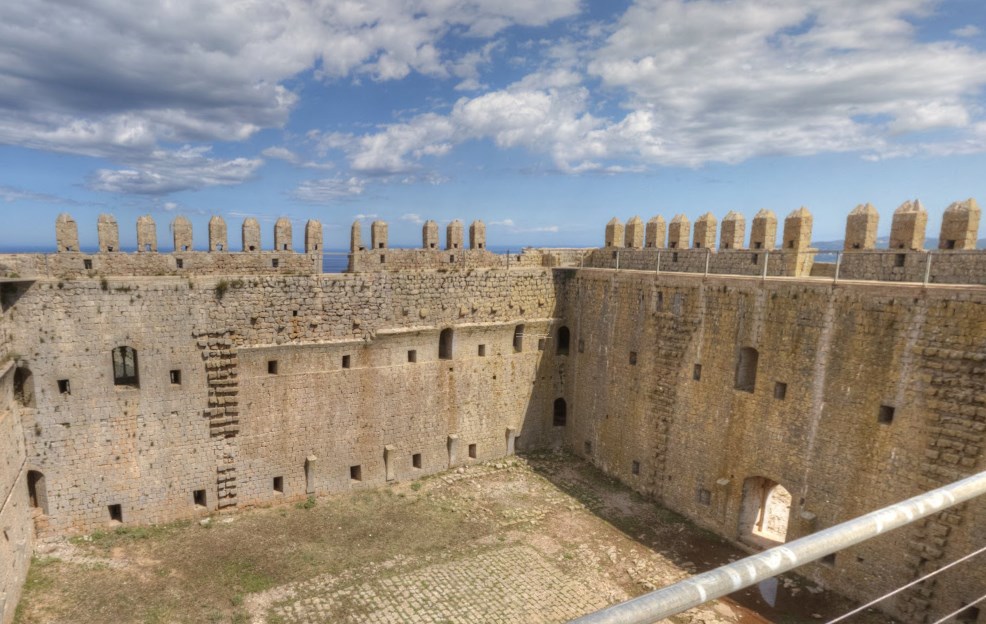 Недостроенная крепость на холме - Castell de Montgri