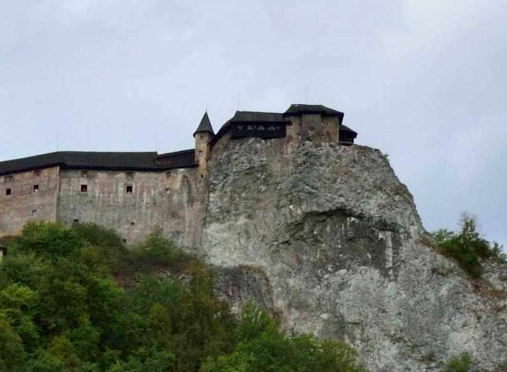 На вершине утеса стоит средневековый замок, который не был ни разу захвачен - Оравский град