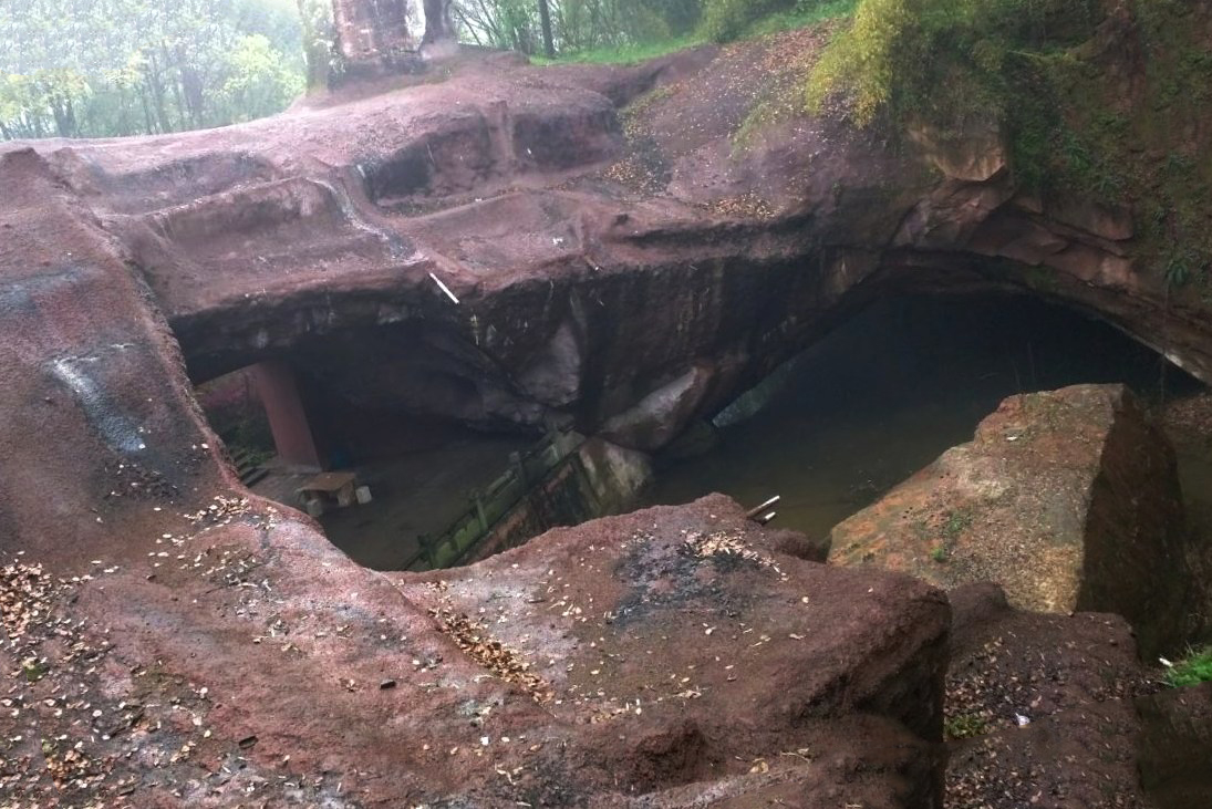 Когда откачали воду из бездонного пруда, то на дне обнаружили рукотворные пещеры — Лунъю