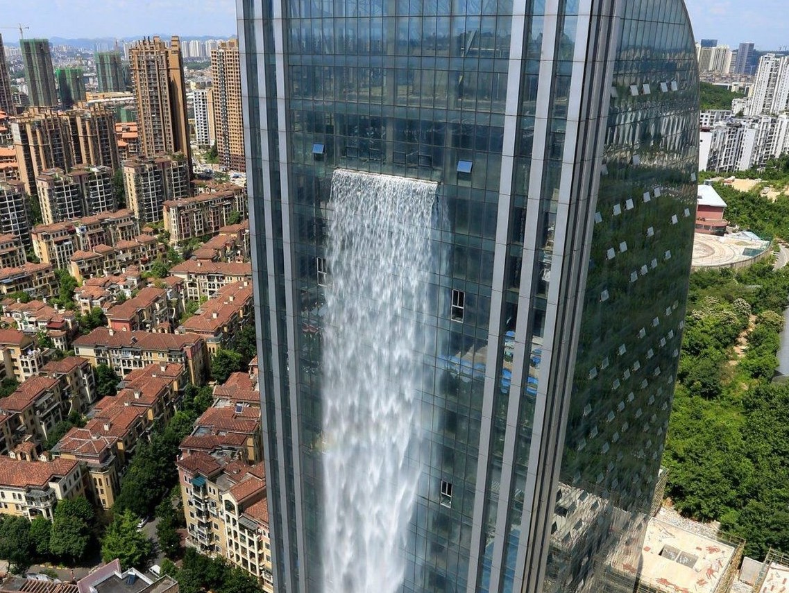 Водопад, который льётся с небоскрёба
