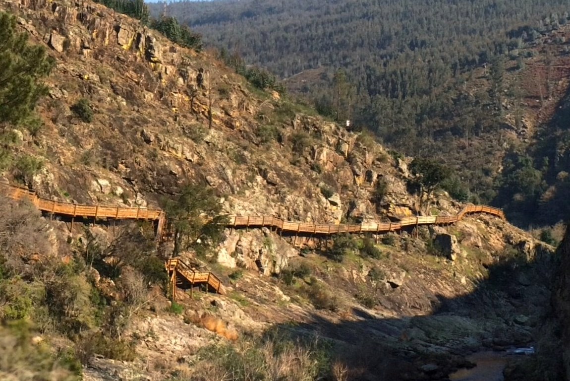 Дорога из досок через горы длиной 8 км - деревянная тропа в геопарке Арока