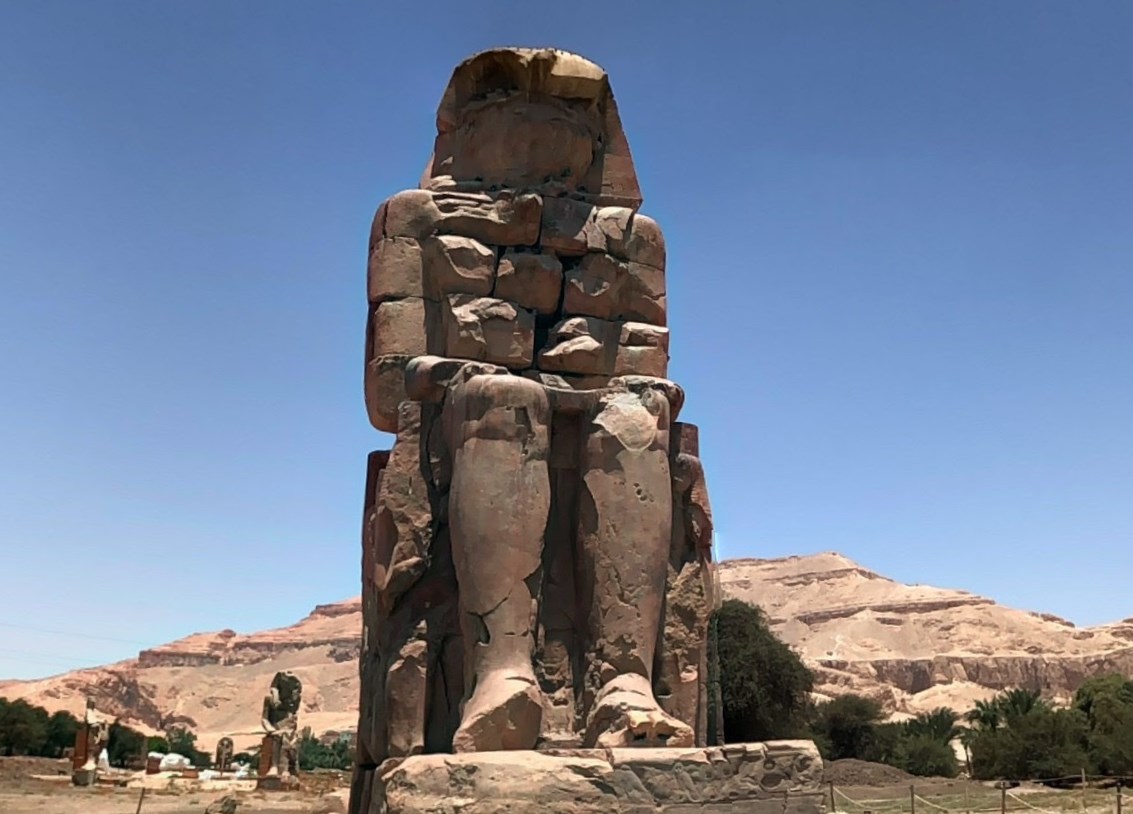 Гигантские статуи Древнего Египта, одна из которых когда-то издавала необычные звуки - Колоссы Мемнона