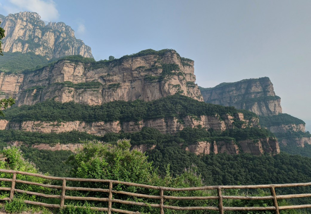 Словно огромное сверло немыслимой высоты среди скал - винтовая лестница в Тайханшань