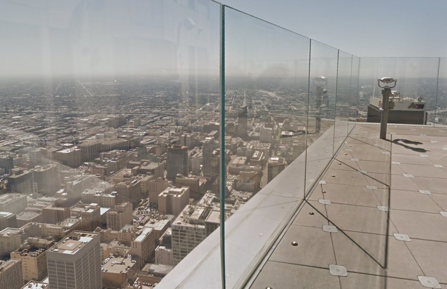 Прокатиться на стеклянной горке на высоте 70-го этажа. OUE Skyspace LA