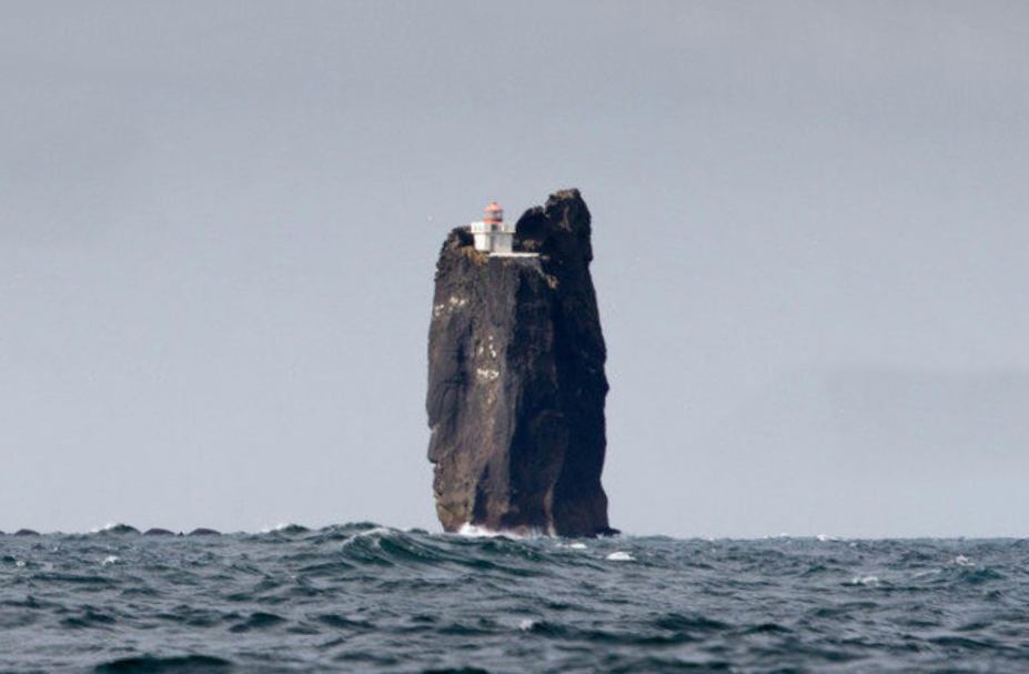 Маяк на скале, торчащей в Атлантике, один из самых труднодоступных - Тридрангар