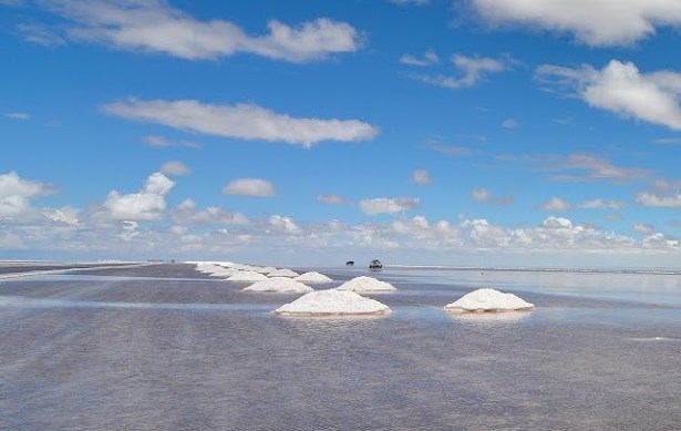 Здесь как будто стирается граница между небом и землёй - Уюни, крупнейший в мире солончак