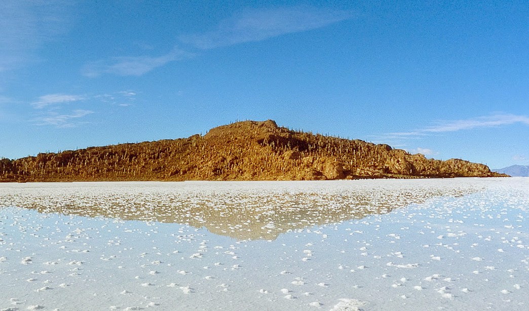 Здесь как будто стирается граница между небом и землёй - Уюни, крупнейший в мире солончак
