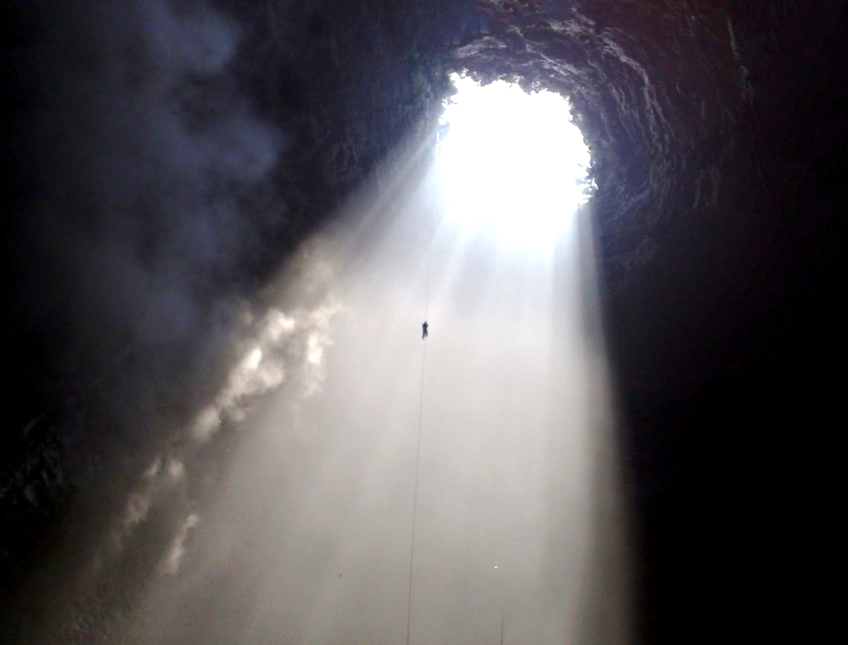 Огромная дыра в Земле - один из глубочайших карстовых провалов под названием Пещера Ласточек