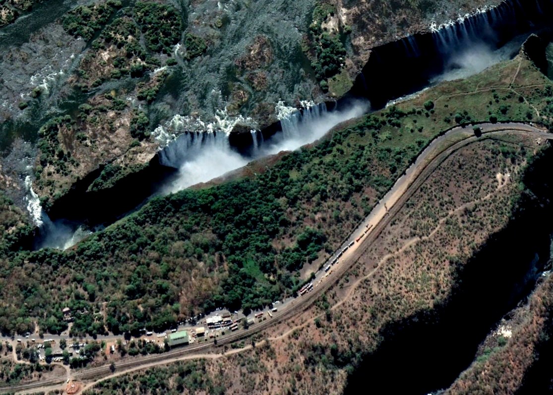 В огромную трещину Земли уходит невероятное количество воды - водопад Виктория